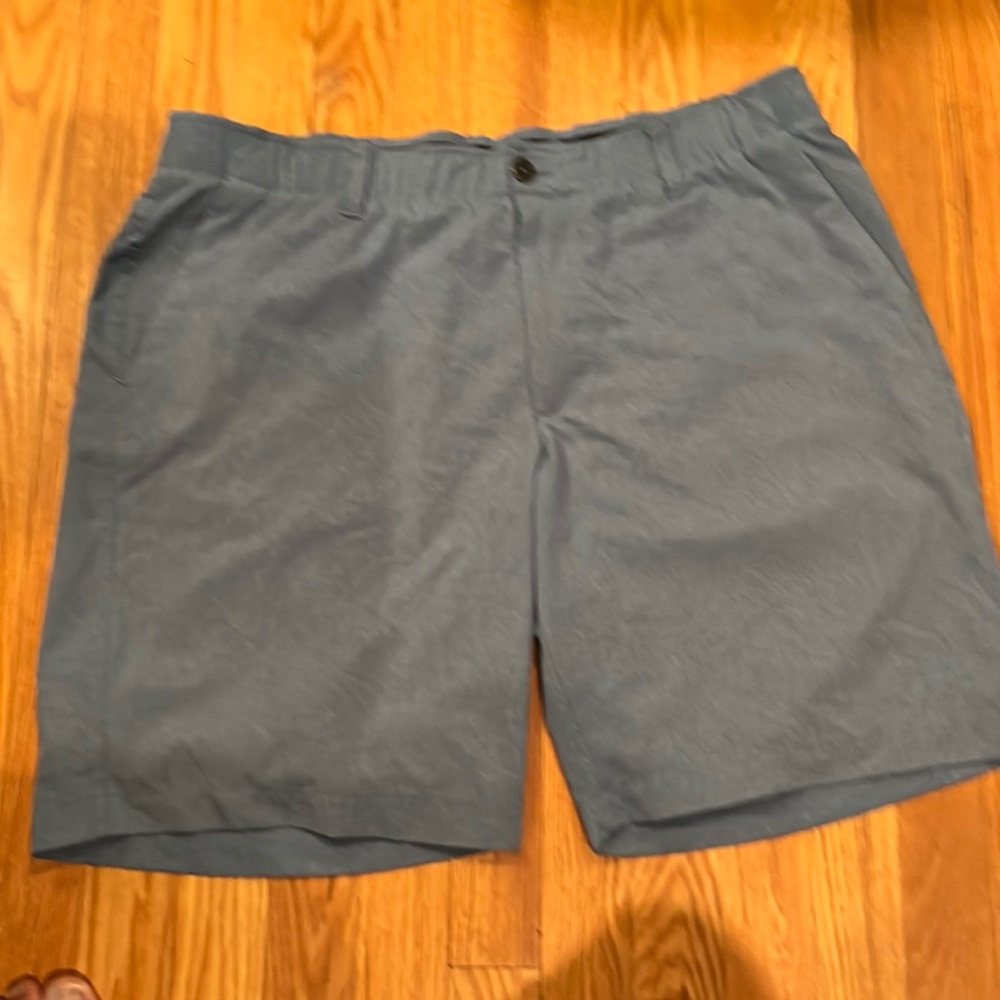 Under Armour dry fit shorts size 40, great condition!